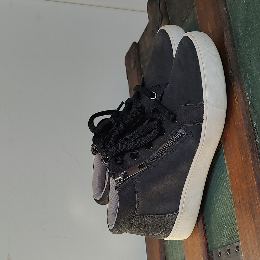 Naturalizer Sneaker Sz 4  Black Mid/High Top Slight Platform Cushy!